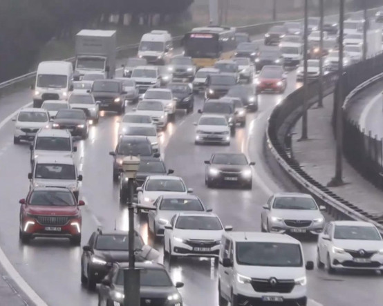 İstanbul Yağmura Teslim: İBB’den “Trafiğe Çıkmayın” Uyarısı