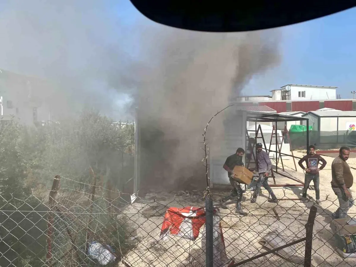 Hatay’da Şantiye Konteynerlerinde Yangın: 26 Konteyner Kullanılamaz Hale Geldi
