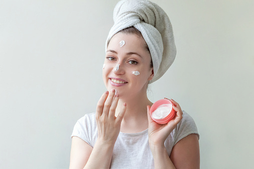 Dermatologlardan Yüz Yıkamanın 10 Altın Kuralı: Sağlıklı Cilt İçin Yapılması ve Kaçınılması Gerekenler