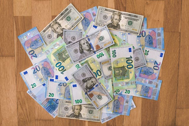 Dolar ve Euro Rekor Tazeledi: Kurda Sert Yükseliş Sürüyor