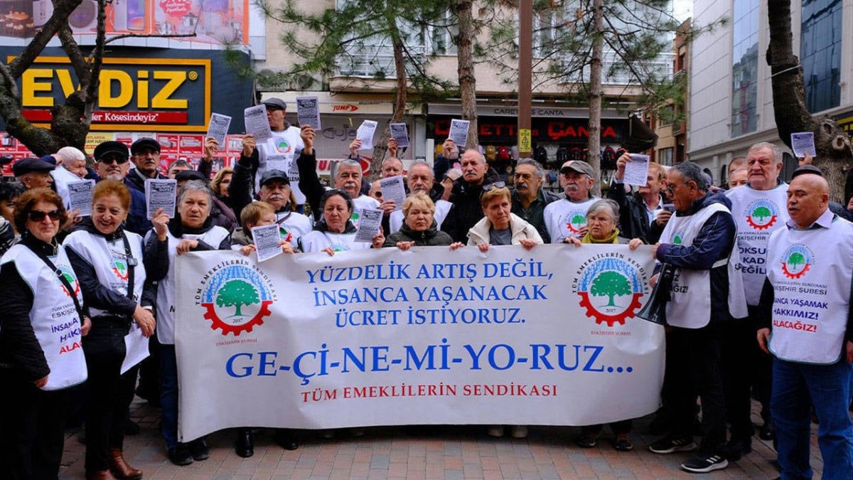 Emekliler “İnsanca Yaşam İstiyoruz” Talebiyle Meydanlara Çıkıyor 