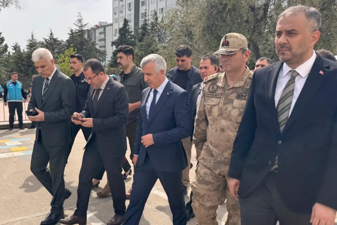 Maraş Valisi Ünlüer'den Açıklama: Saldırgan 5 Silah ve 7 Şarjörle Okula Geldi