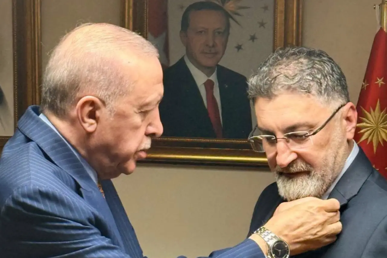 Serik Belediye Başkanı Kadir Kumbul AKP’ye katıldı: Rozeti Erdoğan taktı