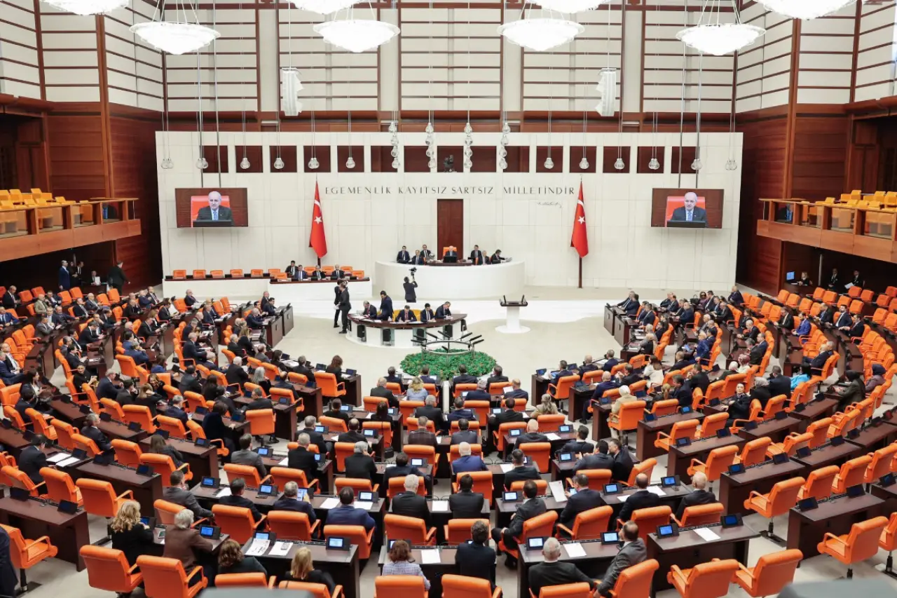 Doğum izni genişletildi, sosyal medyaya yaş sınırı getirildi