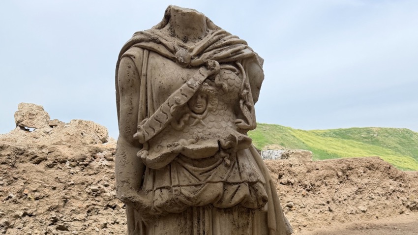 Pamukkale’de 2 Metrelik Athena Heykeli Gün Yüzüne Çıkarıldı