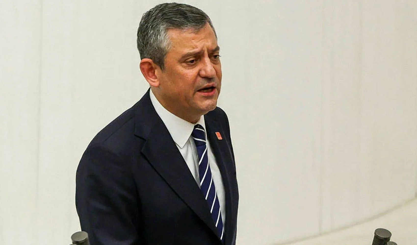 Özgür Özel’den 23 Nisan mesajı: “Boynumuzu veririz ama boyun eğmeyiz”