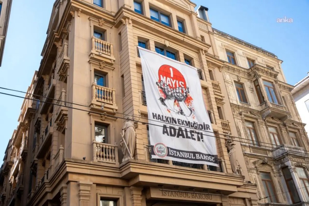 İstanbul Barosu’ndan 1 Mayıs Öncesi Mesaj: “Halkın Ekmeğidir Adalet” Pankartı Asıldı
