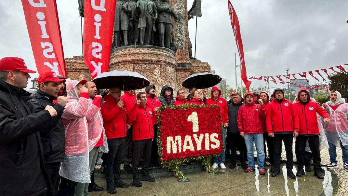 DİSK Taksim Meydanı'na Çelenk Bıraktı, Emekçilere Mücadele Çağrısı Yaptı 
