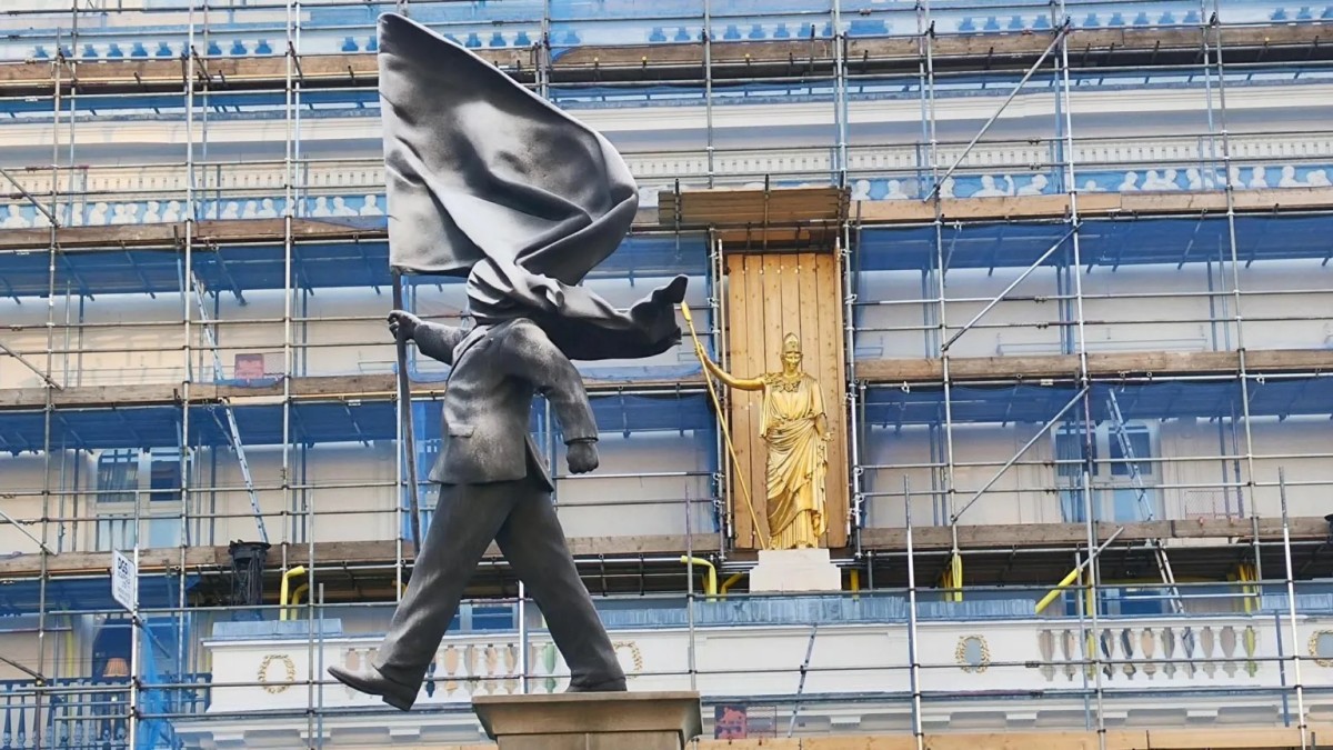 Banksy Londra’da yeni heykelini açıkladı: Waterloo Place’te dikkat çeken eser
