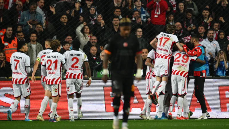 Şampiyonluk İlanı Ertelendi: Galatasaray Samsun'da 4 Golle Yıkıldı