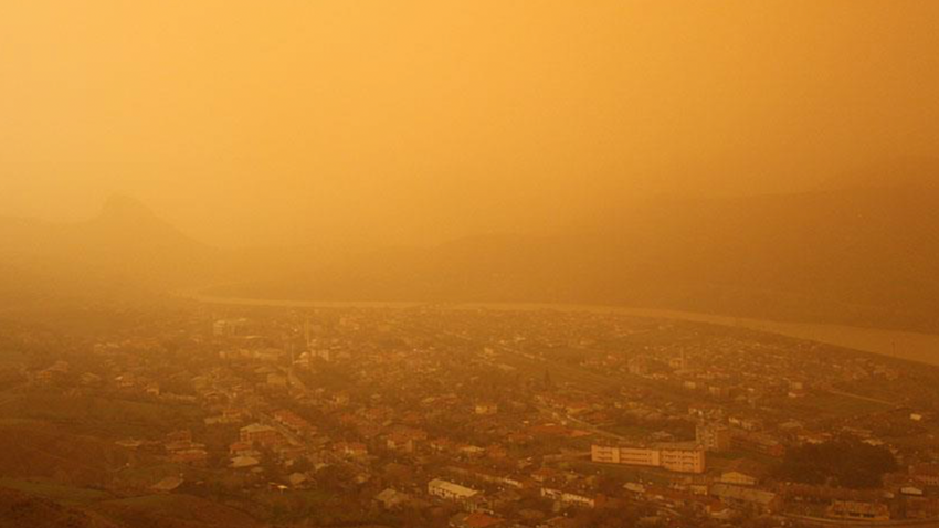 Türkiye Çöl Tozunun Etkisine Giriyor: Uzmanlar Riskli Gruplara Uyarıyor 
