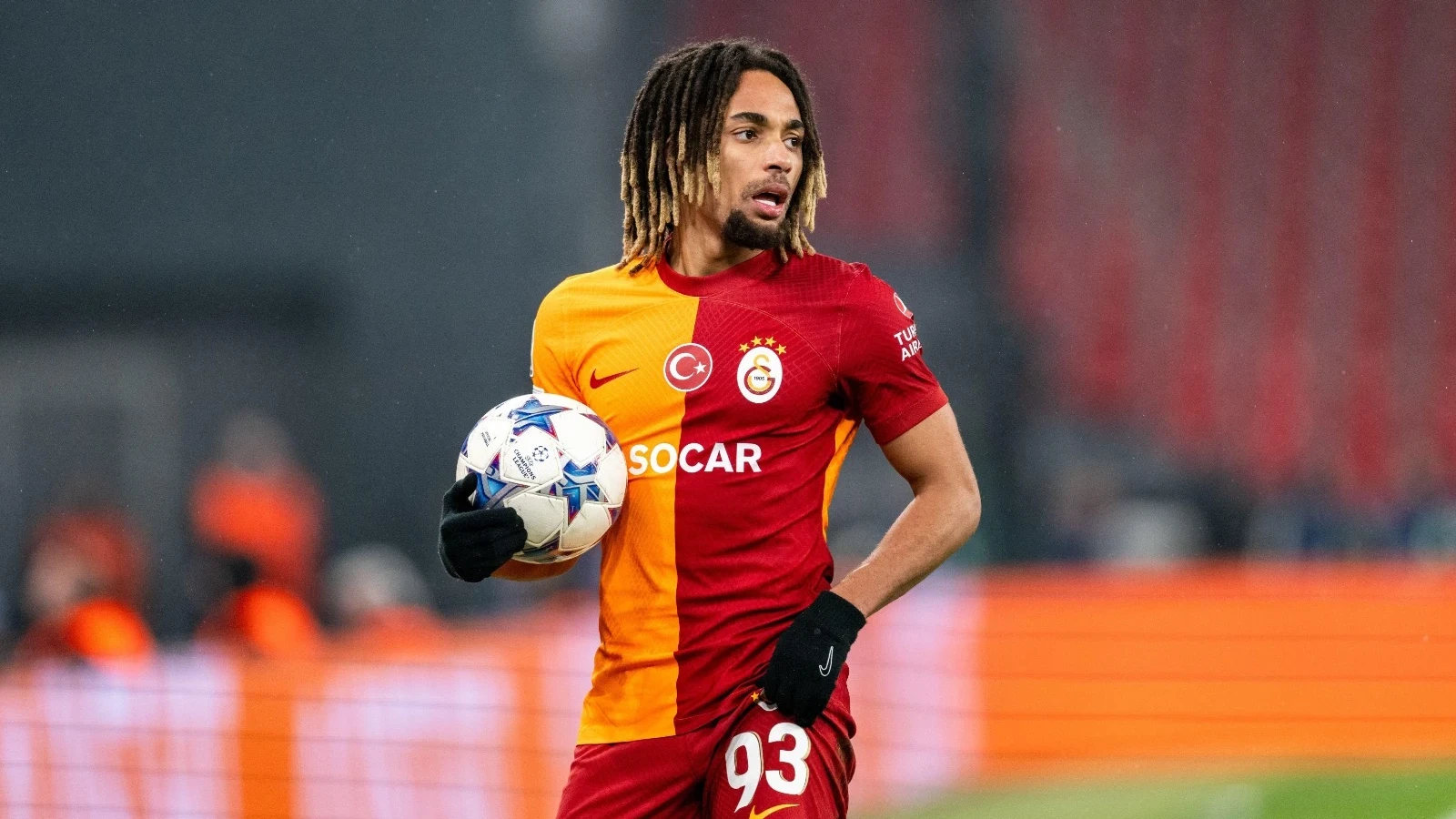 Sacha Boey, şampiyonluk kutlamasında Filistin bayrağıyla sahneye çıktı