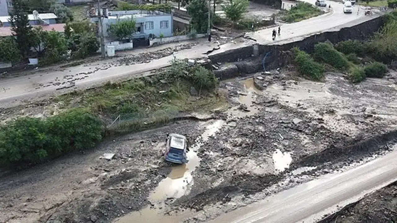  Hatay’daki Sel Felaketinde Kayıp 2 Genç İçin Arama Çalışmaları Sürüyor