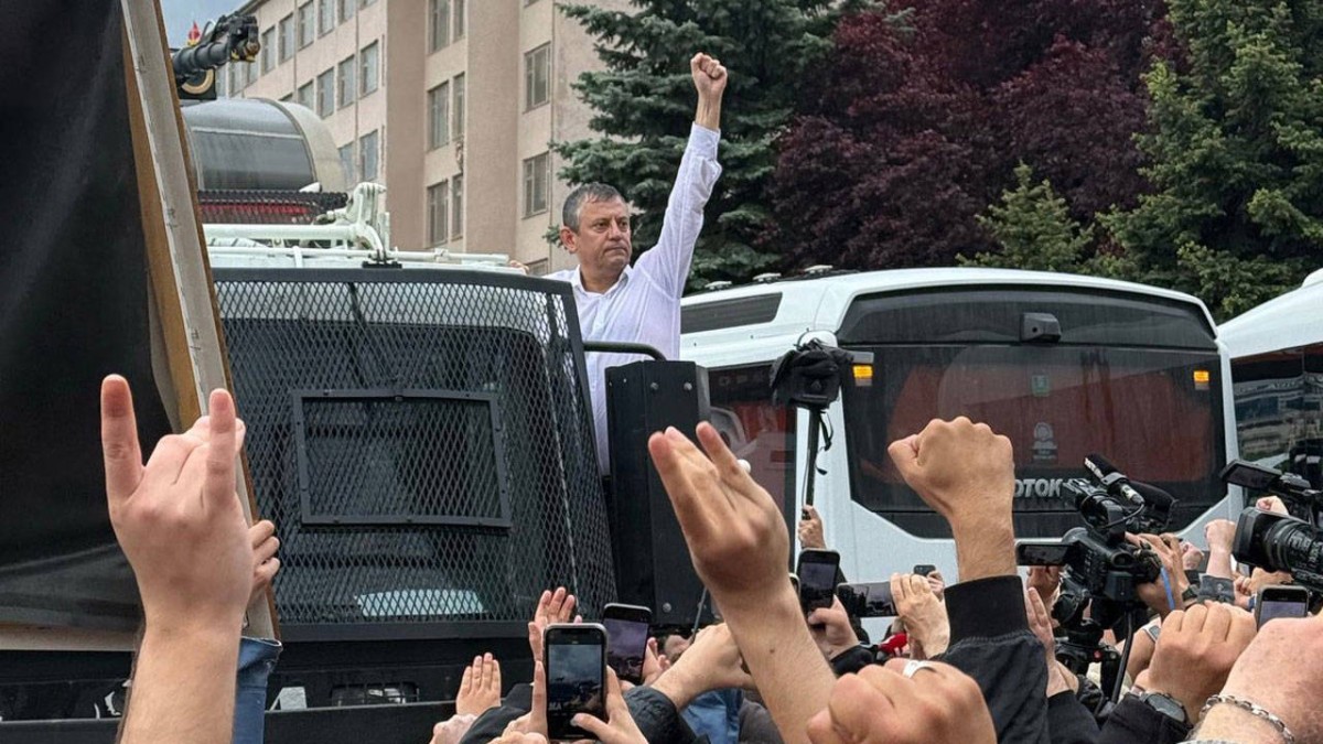 Özgür Özel: “Parti Şu An Fiilen Kapanmıştır”