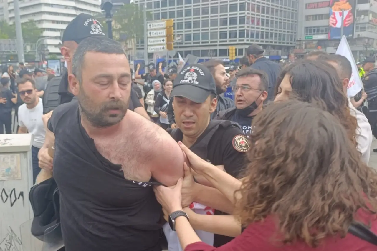 Meclis'e Yürümek İsteyen Öğretmenlere Polis Müdahalesi: Sendika Başkanı Gözaltına Alındı 