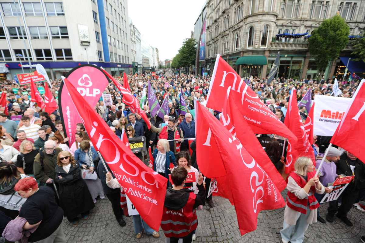 Belfast’ta Binlerce Kişi Irkçılığa Karşı Yürüdü: “Nefrete Geçit Yok”
