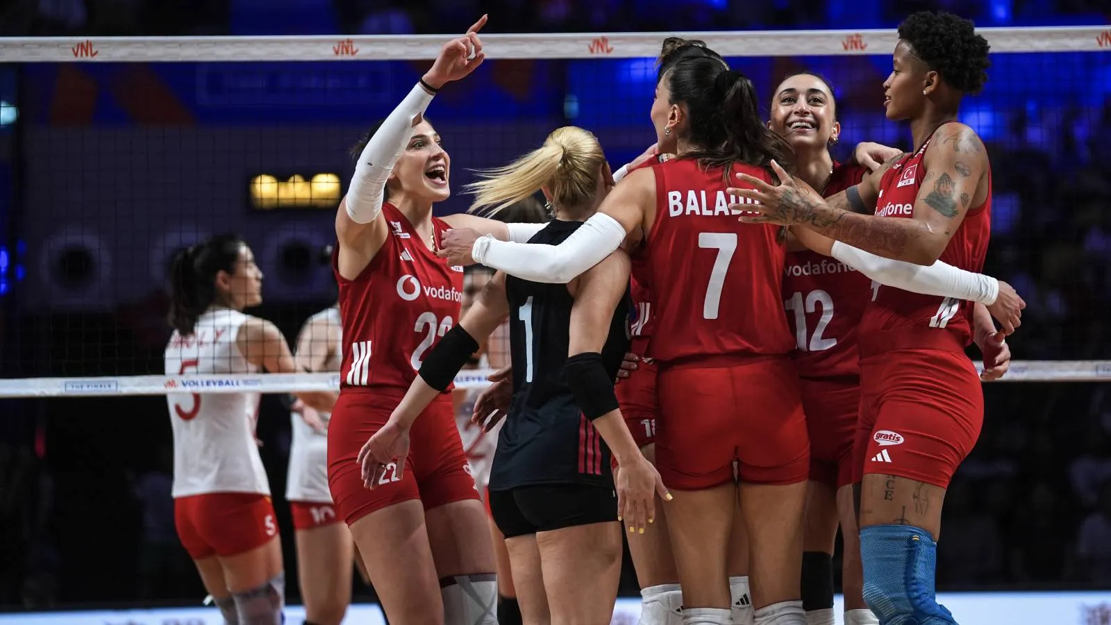 Çin’i set vermeden geçen Filenin Sultanları adını finale yazdırdı