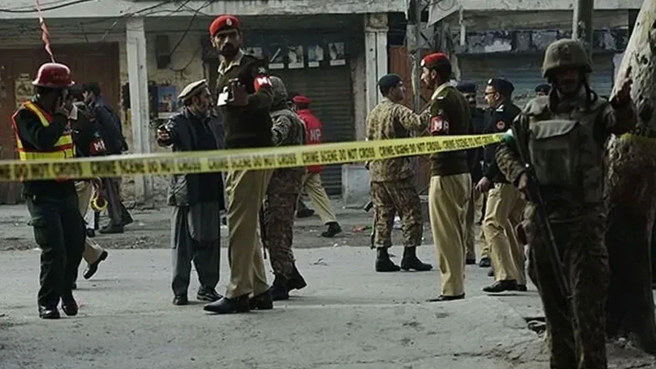Pakistan’da polis karakoluna intihar saldırısı: 14 ölü, 24 yaralı