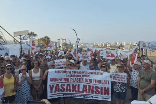Mersin’de plastik atık protestosu: “Türkiye başka ülkelerin çöplüğü değildir”