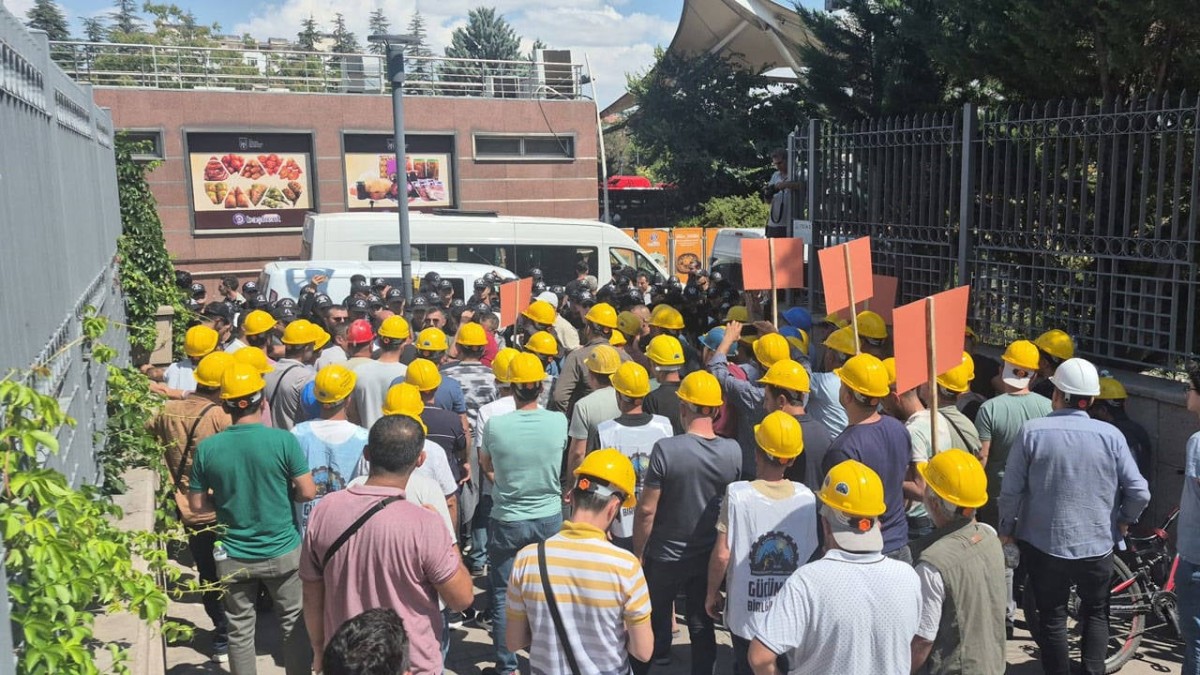 Haklarını arayan Eti Gümüş ve Doruk Madencilik işçileri Bakanlık önünde gözaltına alındı