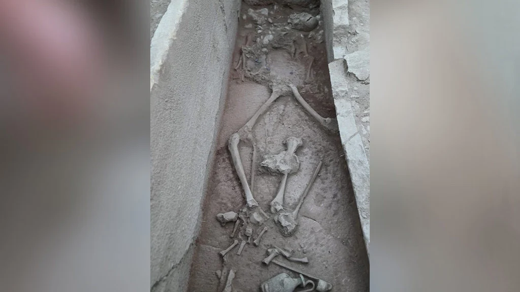 Aspendos’ta 2 Bin 400 Yıllık Güreşçi Mezarı Ortaya Çıkarıldı