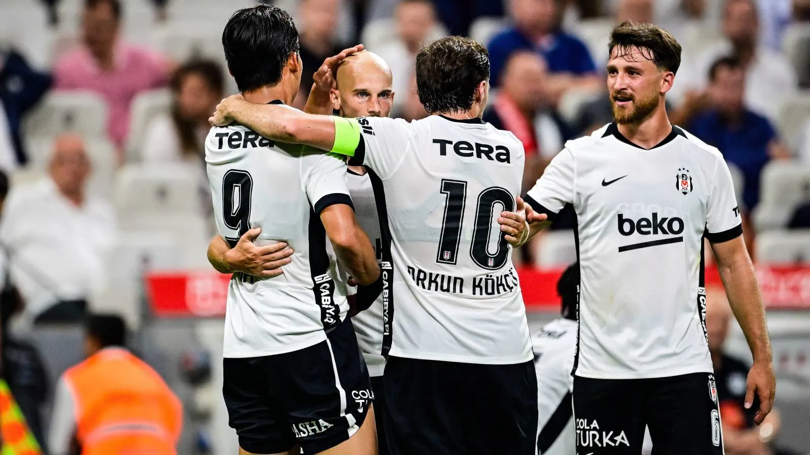 Beşiktaş play-off biletini tek golle aldı