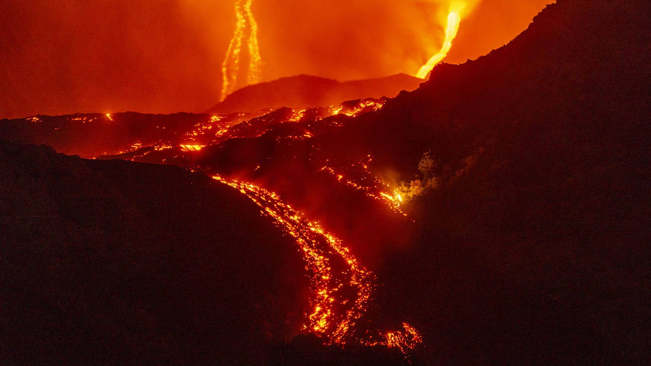 Etna Yanardağı patladı: Bölgeye girişler kısıtlandı