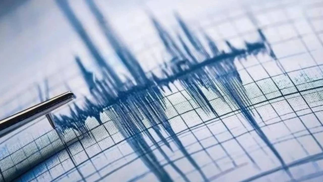 Endonezya'da 5,7 büyüklüğünde deprem