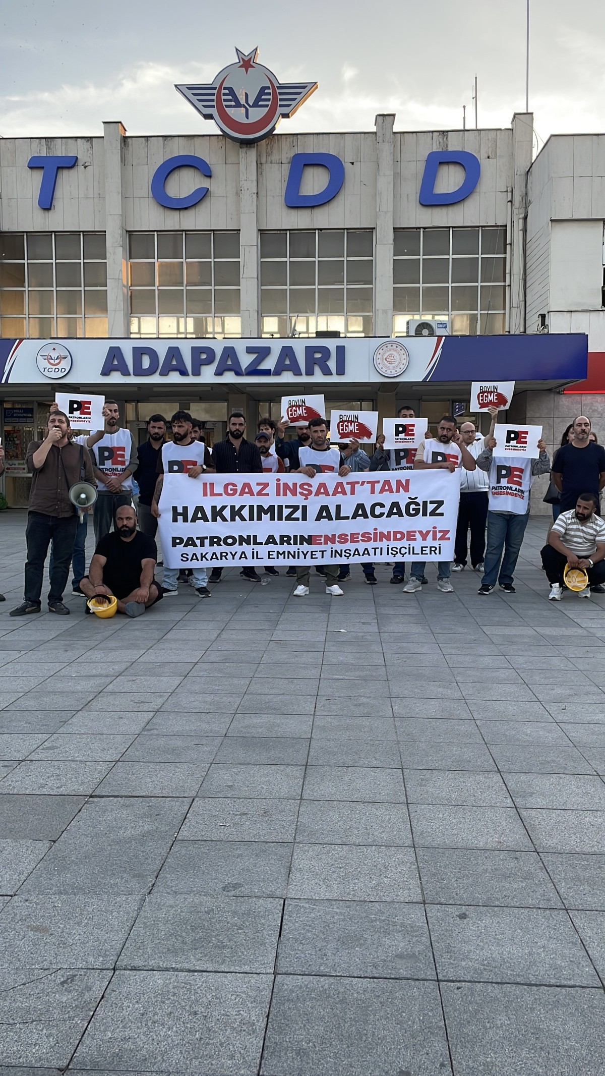 Haklarını alamayan işçiler Gar Meydanı’ndan seslerini yükseltti: “Haklarımızı alana kadar patronun ensenizdeyiz”