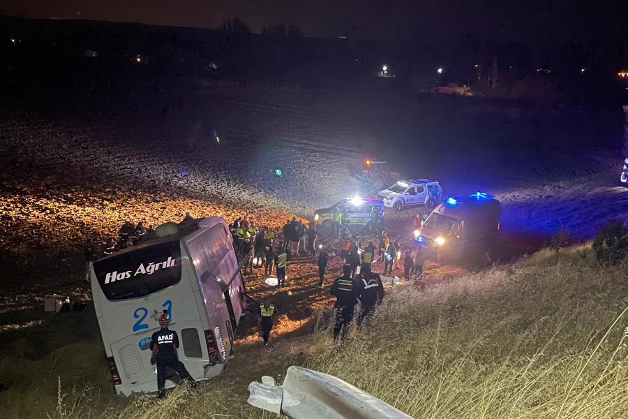Amasya’da yolcu otobüsü şarampole uçtu: 2’si ağır 24 kişi yaralandı