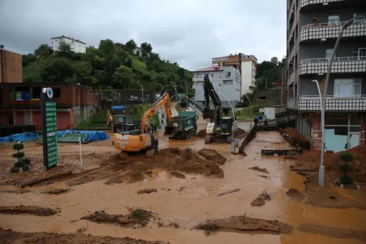 Şiddetli sağanak Rize ve Trabzon’u vurdu: 9 mahalle ve 7 köy hasar gördü