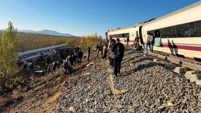 İspanya’da iki hızlı tren çarpıştı: Can kaybı ve yaralılar var