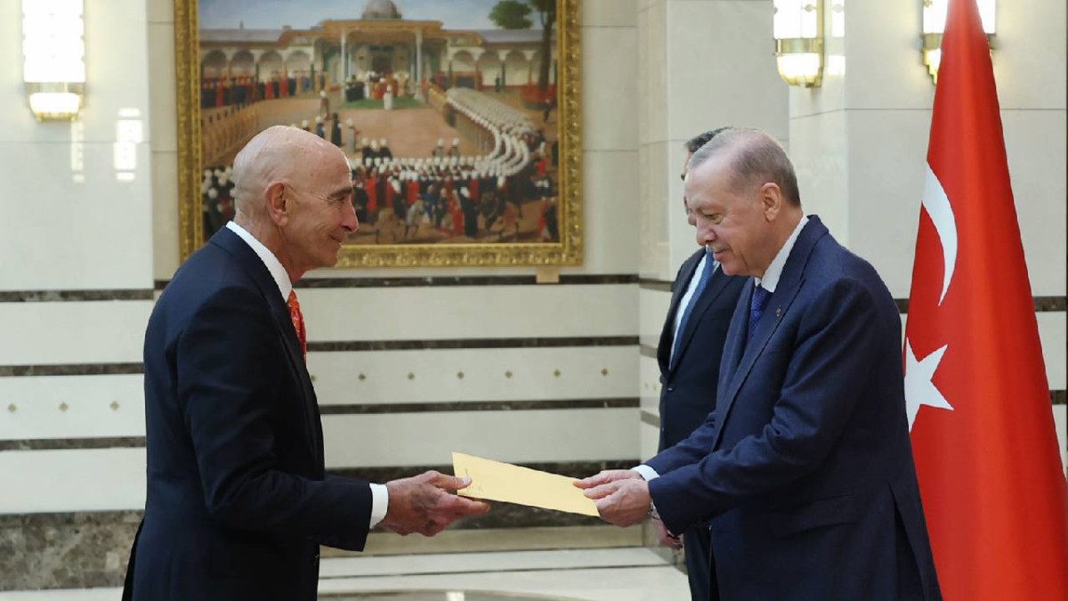 ABD Büyükelçisi Barrack’tan “monarşi” ve “otoriter liderlik” övgüsü